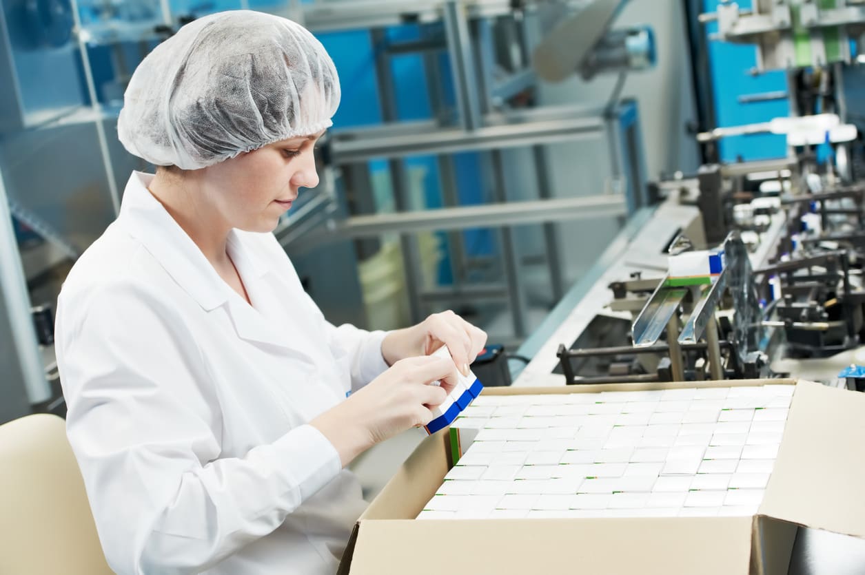 pharmaceutical factory worker Pharmaceutical factory worker Inspecting and packaging medicines